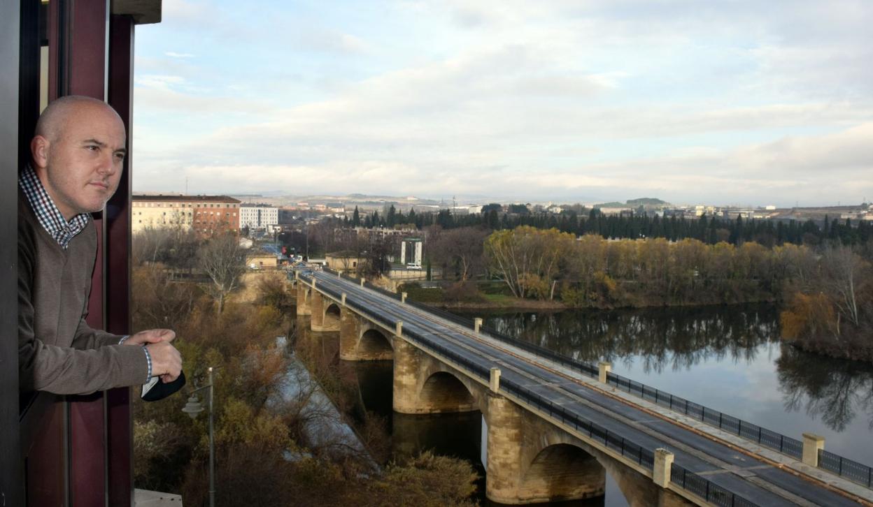 Fernando Martínez Soba, en la última planta de la sede del Colegio de Médicos de La Rioja, con unas envidiables vistas al Ebro. 