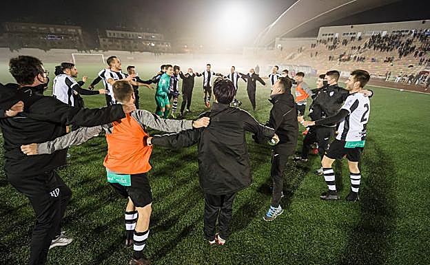 Los jugadores del Haro Deportivo celebran la victoria al término del encuentro.