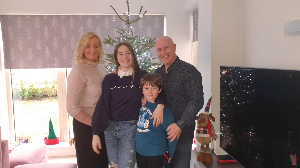 Manolo Sáez-Benito con su familia, en Galway (Irlanda). 