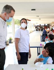 Imagen secundaria 2 - En el cierre del mensaje navideño, acompañando al himno nacional, se reprodujeron instantáneas de don Felipe y doña Letizia, así como de sus hijas, en actos de distinta índole que realizaron a lo largo del año.