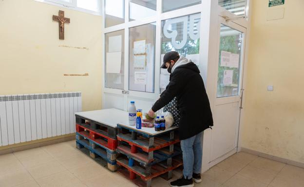 Imagen principal - Recogidas de alimentos en el centro que Cáritas tiene en la calle Manantiales, 12, de Cáritas. 