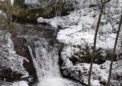 Imagen secundaria 1 - Paisaje que ofrecían las cascadas esta mañana.