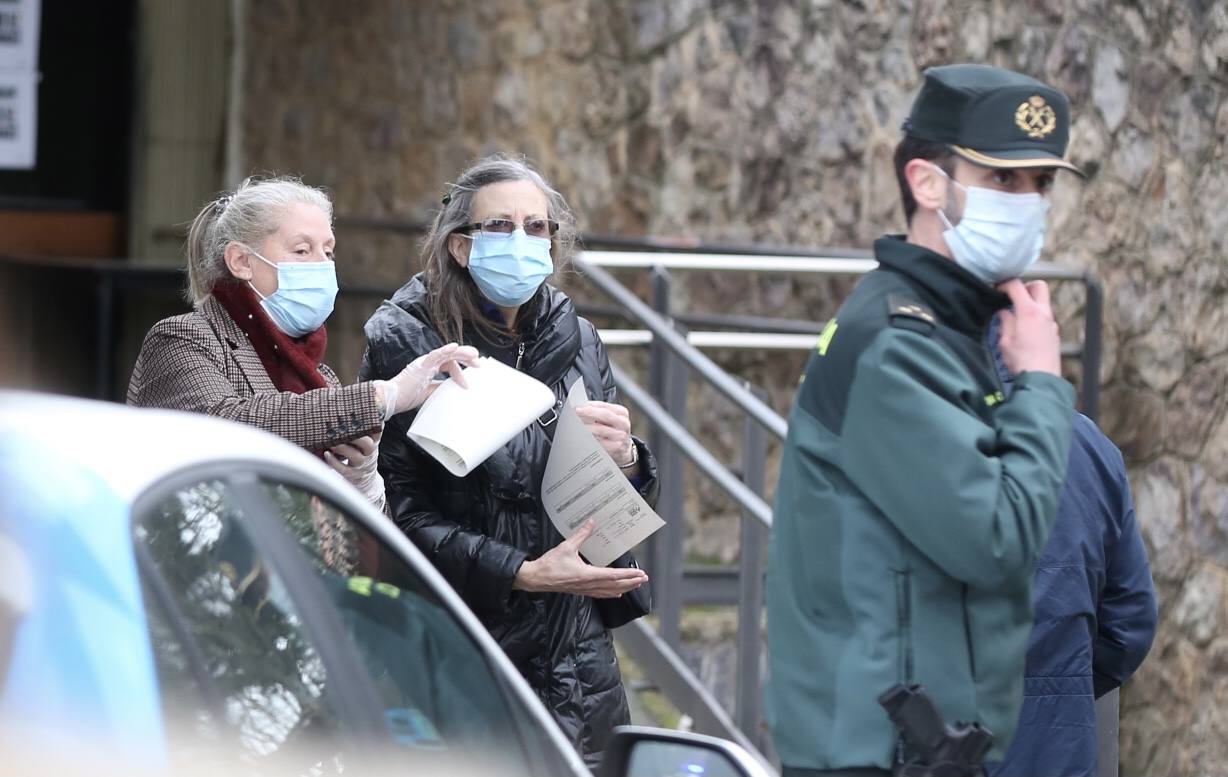 Custodiada por numerosos agentes de seguridad, la primera persona en recibirla ha sido Javier Martín, un usuario de 68 años de la residencia 'Madre de Dios' de Haro