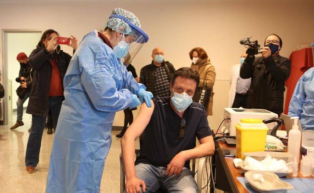 Pedro Montilla, primer sanitario del Hospital San Pedro que ha recibido la vacuna. 