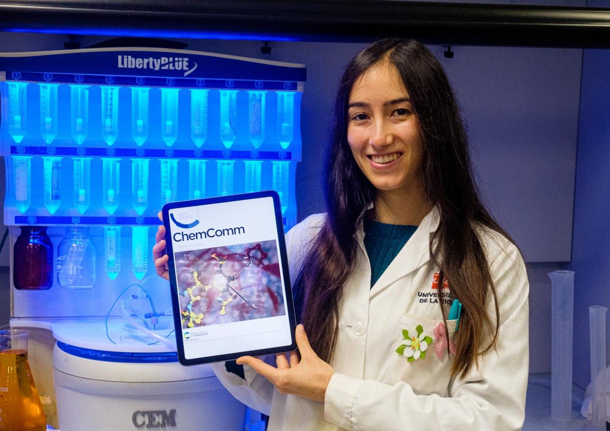 La investigadora Alicia Asín, con la portada de la revista Chemical Communications. 