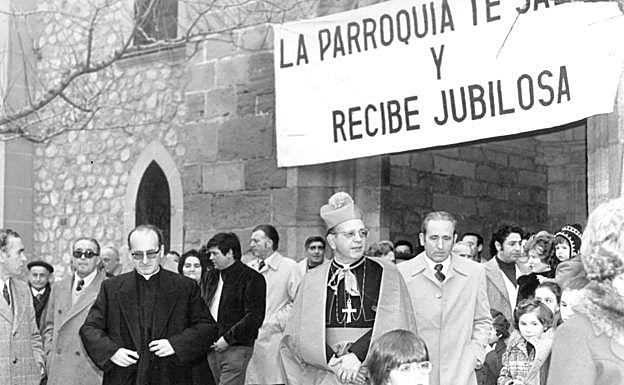 Imagen principal - Inauguración de la ermita de la Virgen los Parrales, en 1975 | Confirmación de jóvenes en Baños de Río Tobía en 2001 | Saque de honor de Martínez Somalo en el nuevo campo de fútbol de Baños de Río Tobía, en el año 1998.