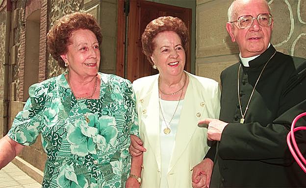 Con sus hermanas, Carmen y Julia, en el año 2001 en Baños.