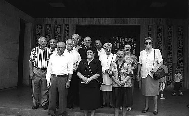 Bodas de oro de los quintos de 1948, entre los se encontraba Martínez Somalo, en una imagen tomada en 1998.
