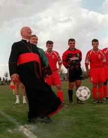 Imagen secundaria 2 - Inauguración de la ermita de la Virgen los Parrales, en 1975 | Confirmación de jóvenes en Baños de Río Tobía en 2001 | Saque de honor de Martínez Somalo en el nuevo campo de fútbol de Baños de Río Tobía, en el año 1998.