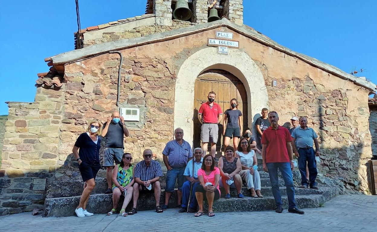 Vecinos y veraneantes de San Vicente de Robres, aldea de Robres del Castillo, posan en la plaza de la Iglesia. 