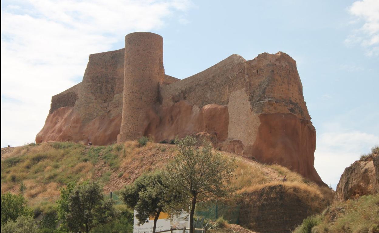 El Ayuntamiento señala la aparición de grietas en varios puntos de la base del castillo sobre la peña. 