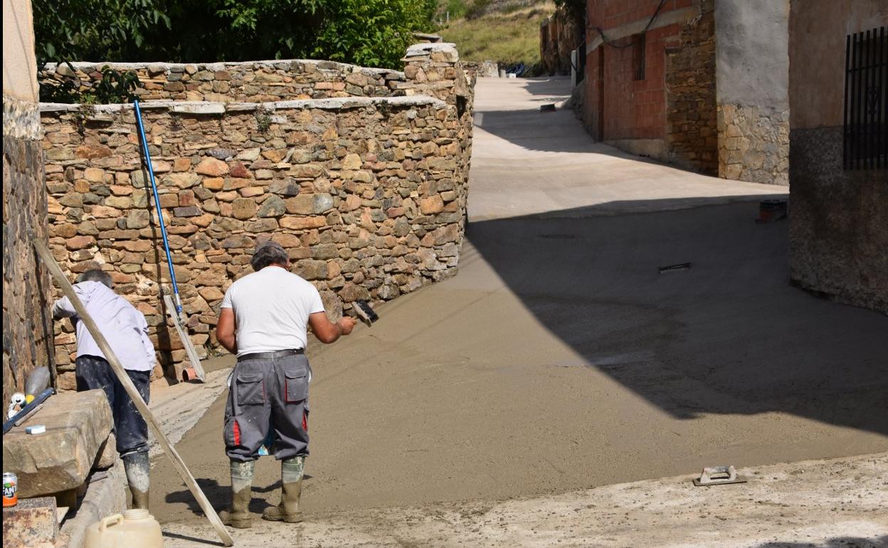 Trabajos de pavimientación en las calles de Valdemadera. 