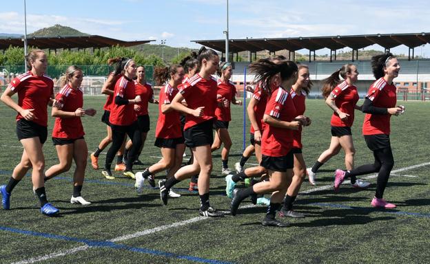 Primeras carreras de las jugadoras del nuevo DUX Logroño, ayer en Pradoviejo. 