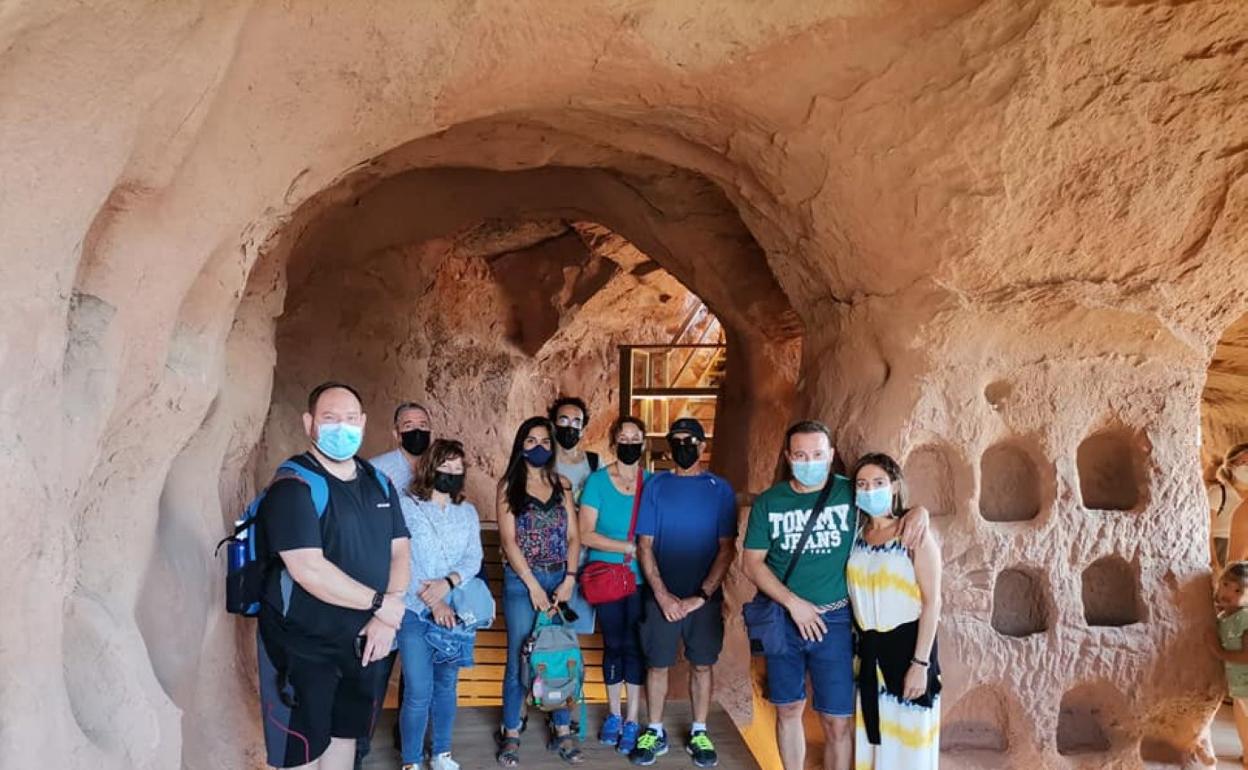 Uno de los grupos de visitantes que se adentró en las visitas a las cuevas de los Cien Pilares de Arnedo en los últimos días. 