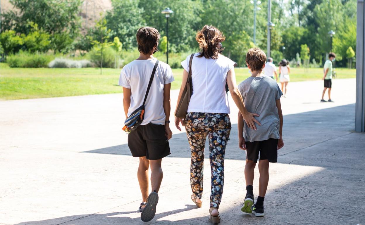 Mateo y Darío García, de 14 y 13 años salen de Riojafórum con su madre tras ser vacunados el pasado lunes. 