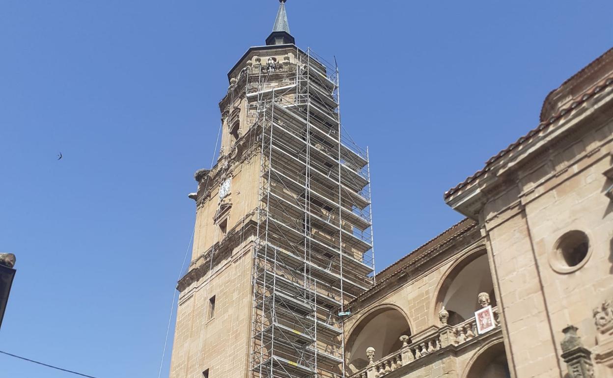 La torre de la iglesia de Murillo de Río Leza, andamiada por obras. 