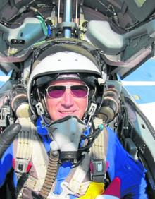 Imagen secundaria 2 - Arriba, en una imagen reciente en la playa. Abajo, en su viaje al espacio. 