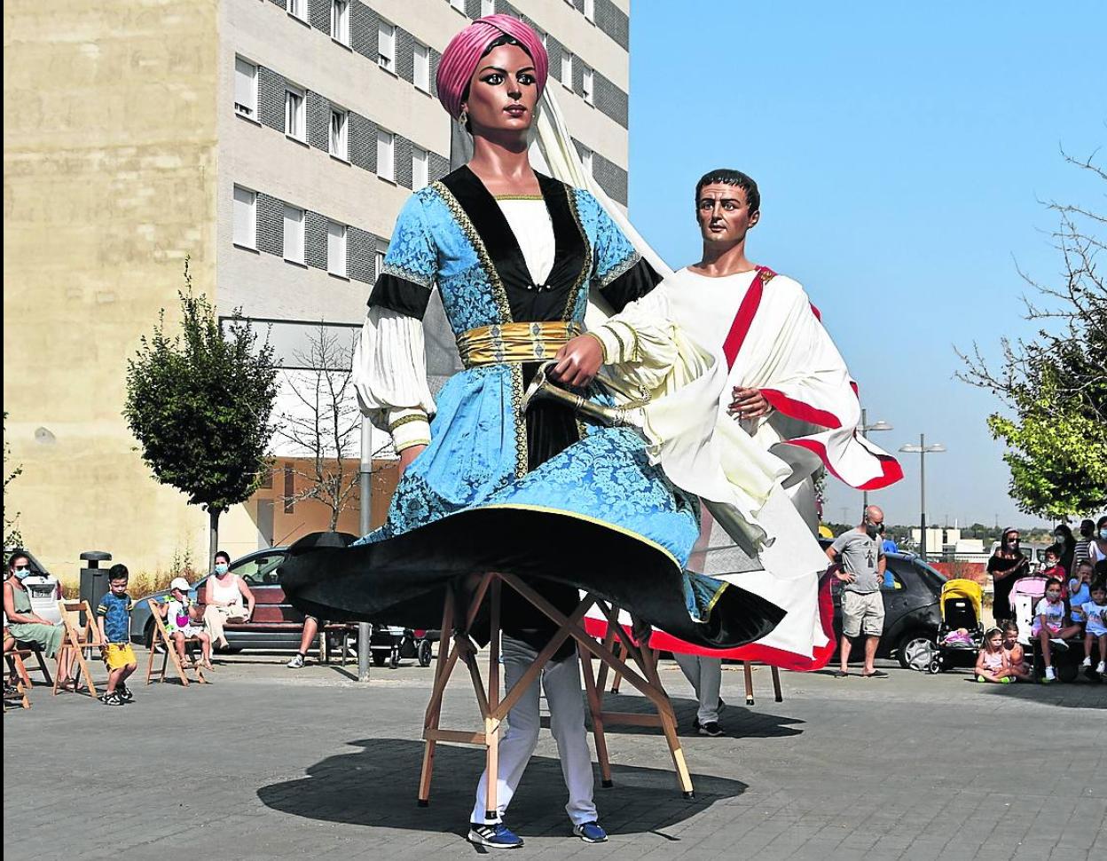 La Comparsa de Gigantes y los gaiteros ofrecieron su segunda jornada de baile ayer por la mañana en la plaza de la confluencia de las calles Aragón, Asturias, José María Garrido y Navarra. 