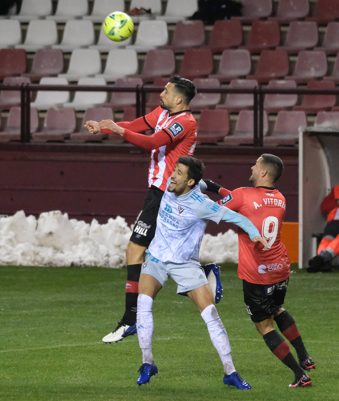 Los blanquirrojos se han impuesto al Mirandés en un choque marcado por el estado del terreno de juego tras la nevada caída en la capital riojana