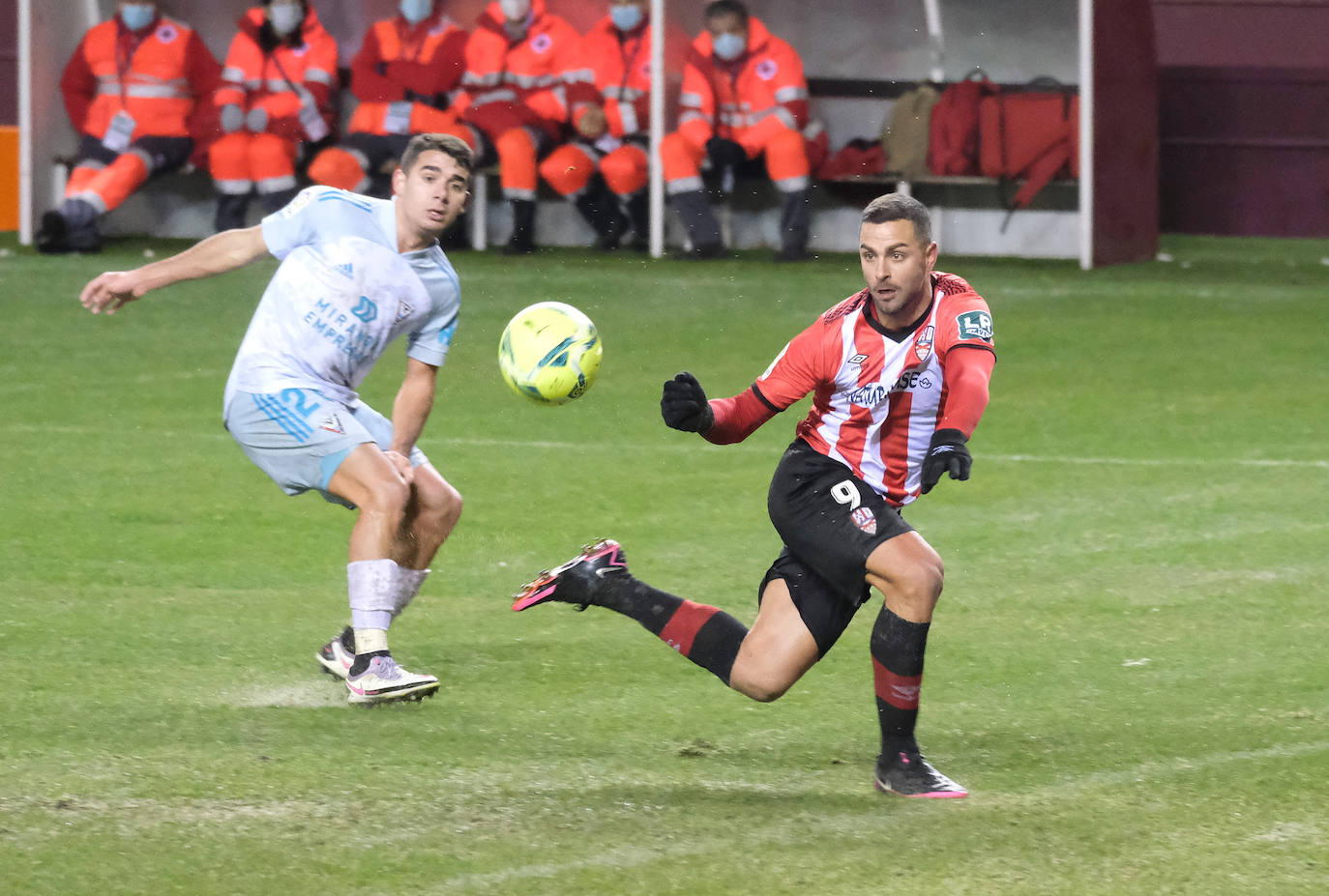 Los blanquirrojos se han impuesto al Mirandés en un choque marcado por el estado del terreno de juego tras la nevada caída en la capital riojana