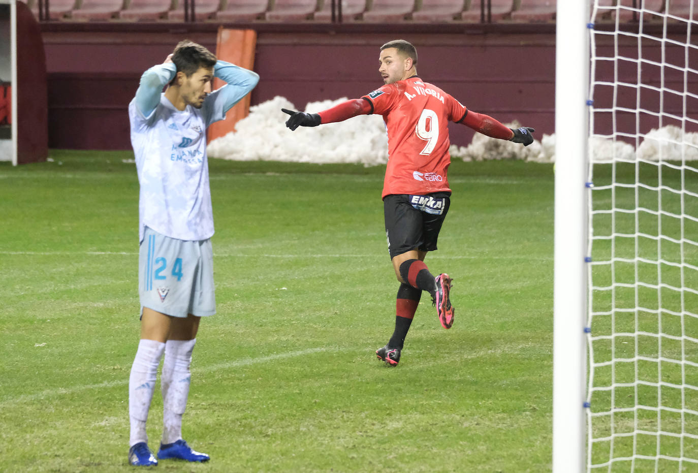 Los blanquirrojos se han impuesto al Mirandés en un choque marcado por el estado del terreno de juego tras la nevada caída en la capital riojana