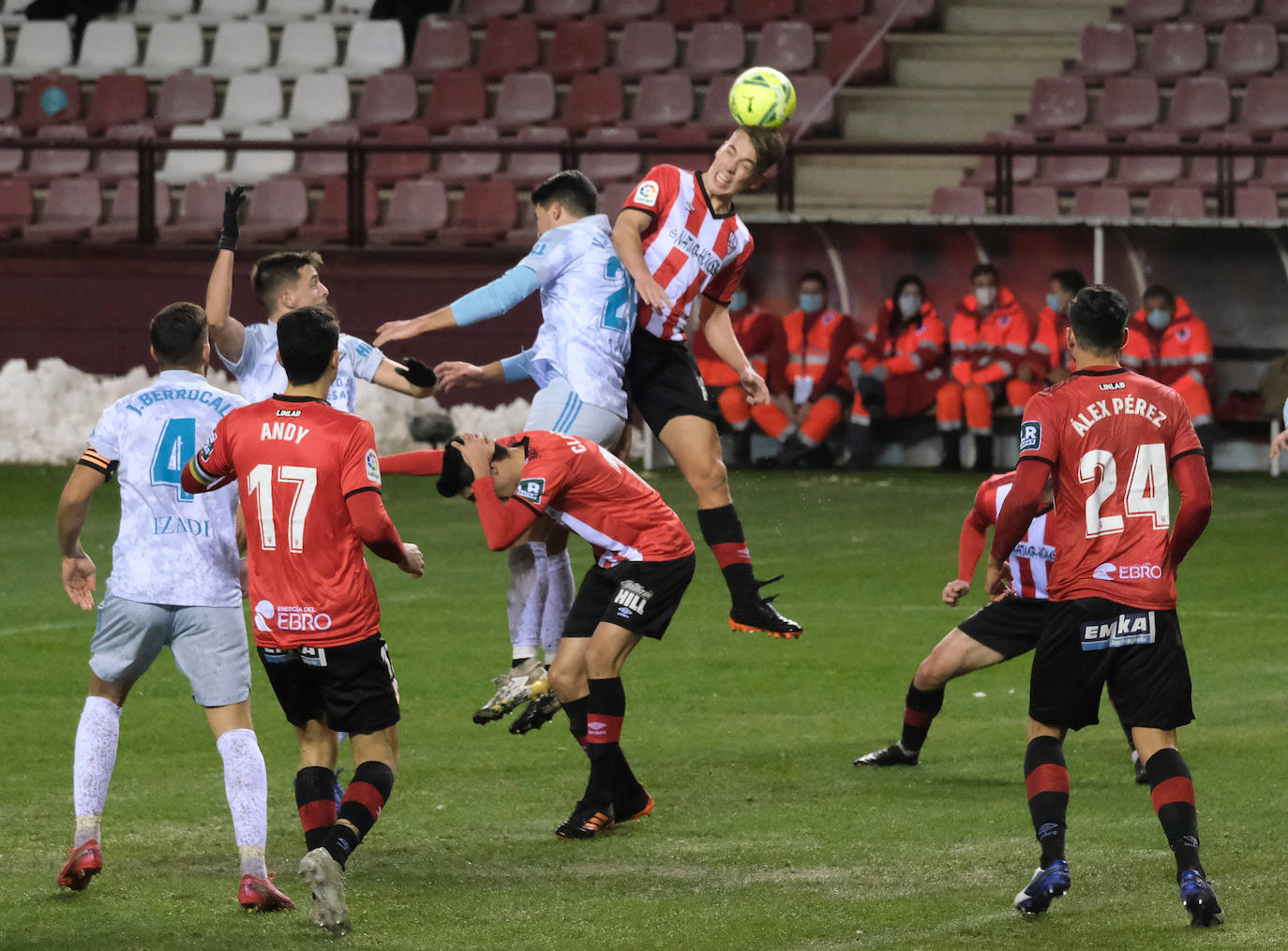 Los blanquirrojos se han impuesto al Mirandés en un choque marcado por el estado del terreno de juego tras la nevada caída en la capital riojana