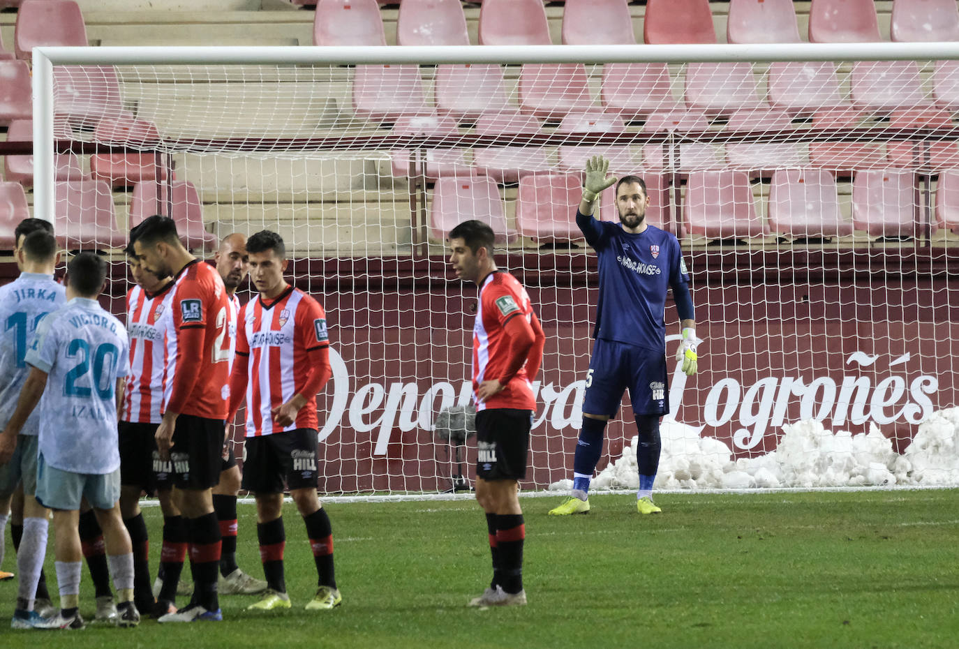 Los blanquirrojos se han impuesto al Mirandés en un choque marcado por el estado del terreno de juego tras la nevada caída en la capital riojana