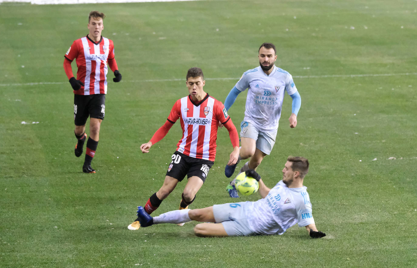 Los blanquirrojos se han impuesto al Mirandés en un choque marcado por el estado del terreno de juego tras la nevada caída en la capital riojana