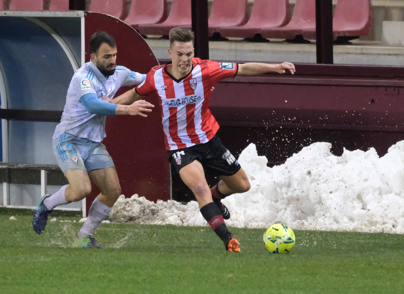 Los blanquirrojos se han impuesto al Mirandés en un choque marcado por el estado del terreno de juego tras la nevada caída en la capital riojana