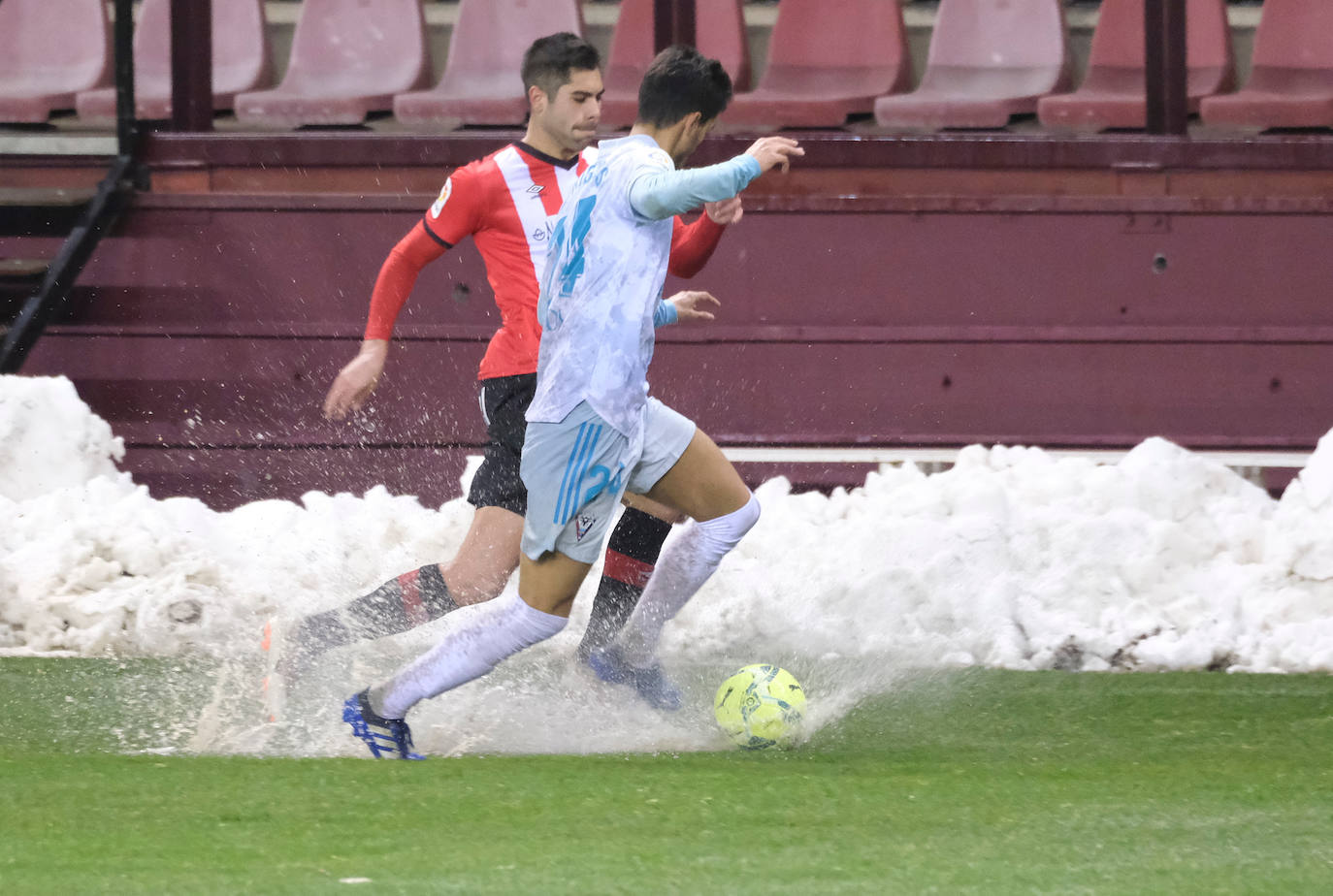 Los blanquirrojos se han impuesto al Mirandés en un choque marcado por el estado del terreno de juego tras la nevada caída en la capital riojana