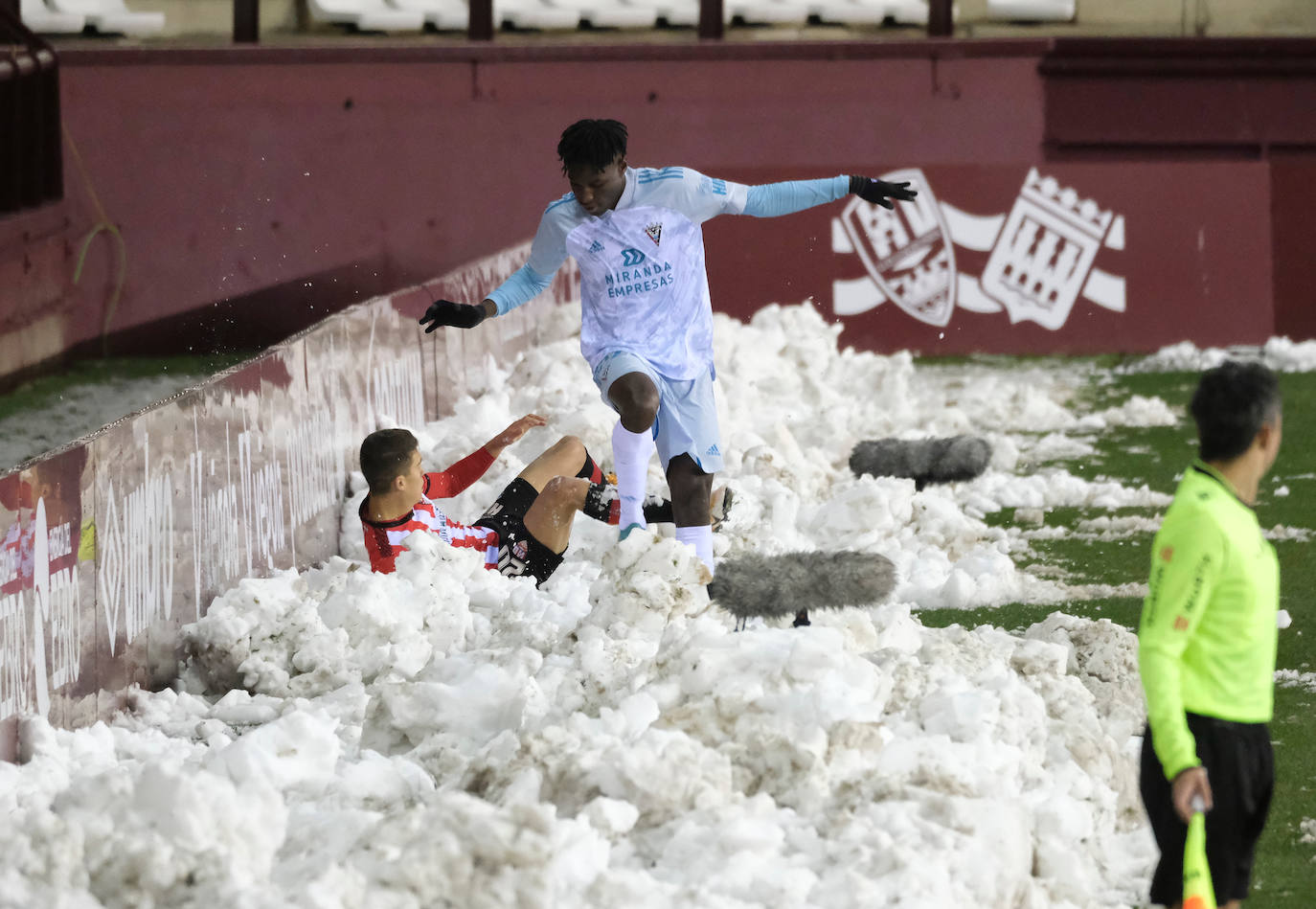 Los blanquirrojos se han impuesto al Mirandés en un choque marcado por el estado del terreno de juego tras la nevada caída en la capital riojana