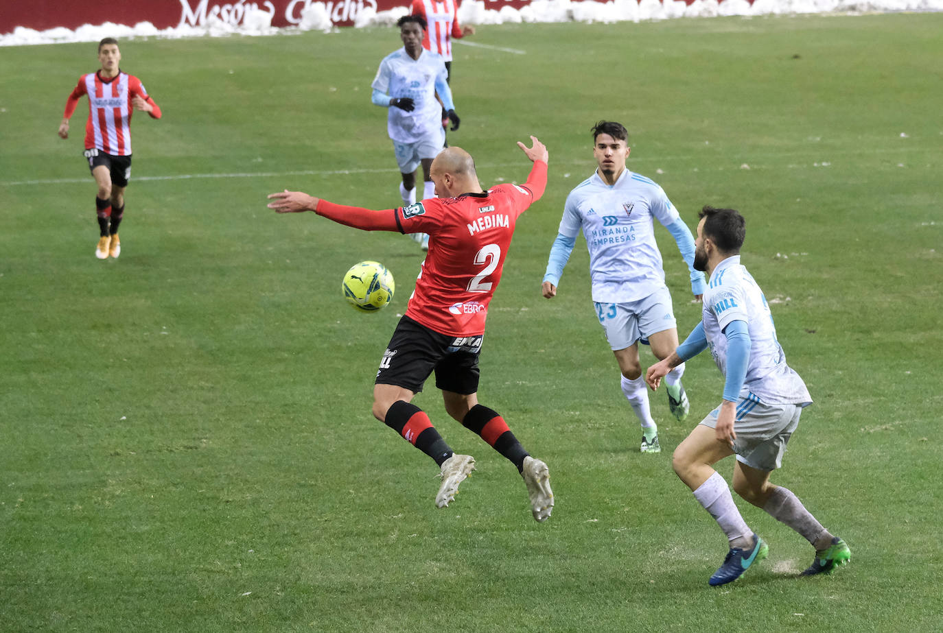 Los blanquirrojos se han impuesto al Mirandés en un choque marcado por el estado del terreno de juego tras la nevada caída en la capital riojana