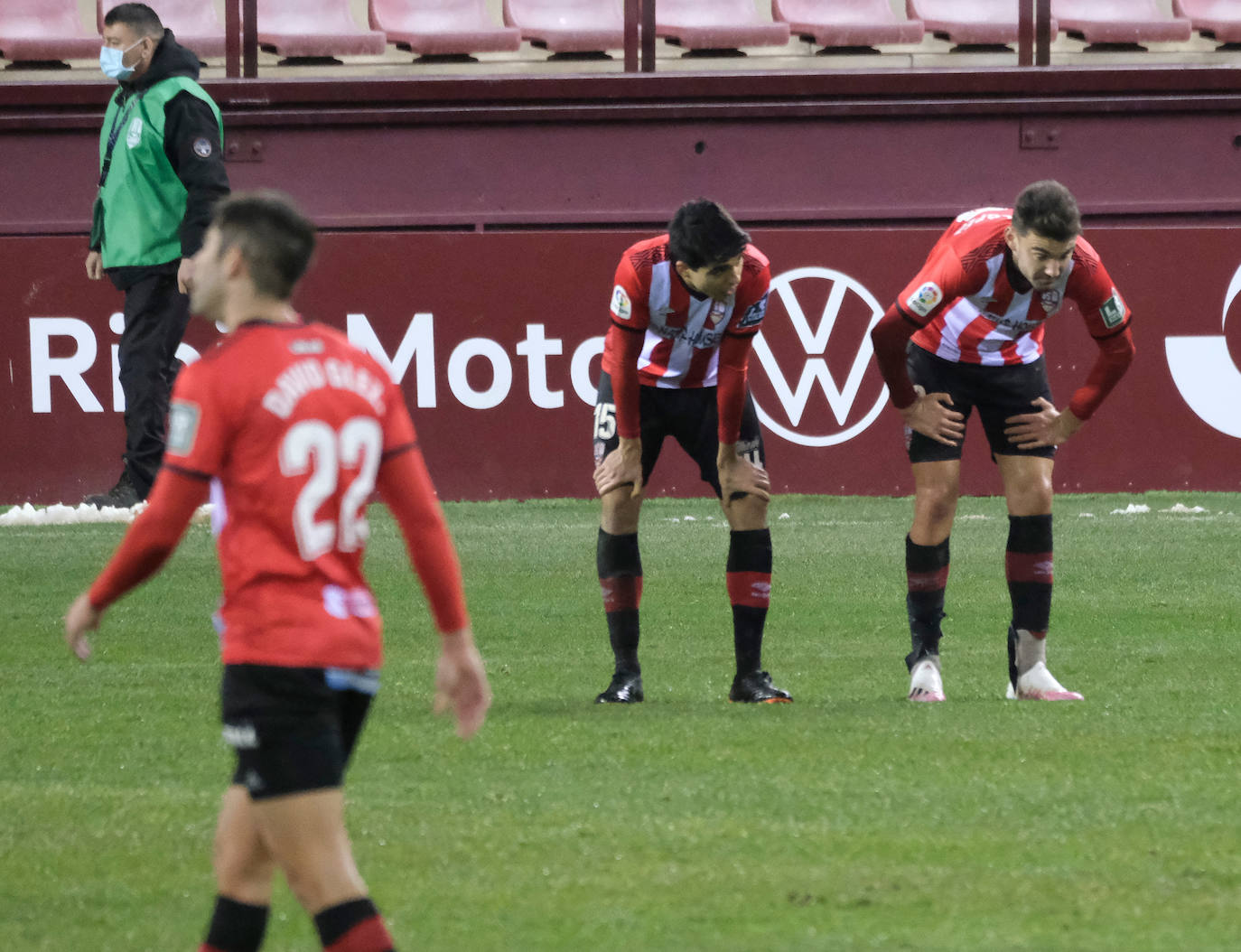 Los blanquirrojos se han impuesto al Mirandés en un choque marcado por el estado del terreno de juego tras la nevada caída en la capital riojana