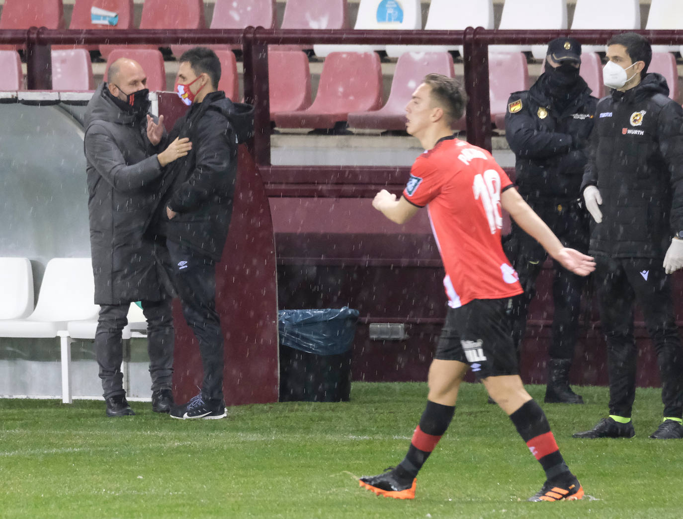 Los blanquirrojos se han impuesto al Mirandés en un choque marcado por el estado del terreno de juego tras la nevada caída en la capital riojana