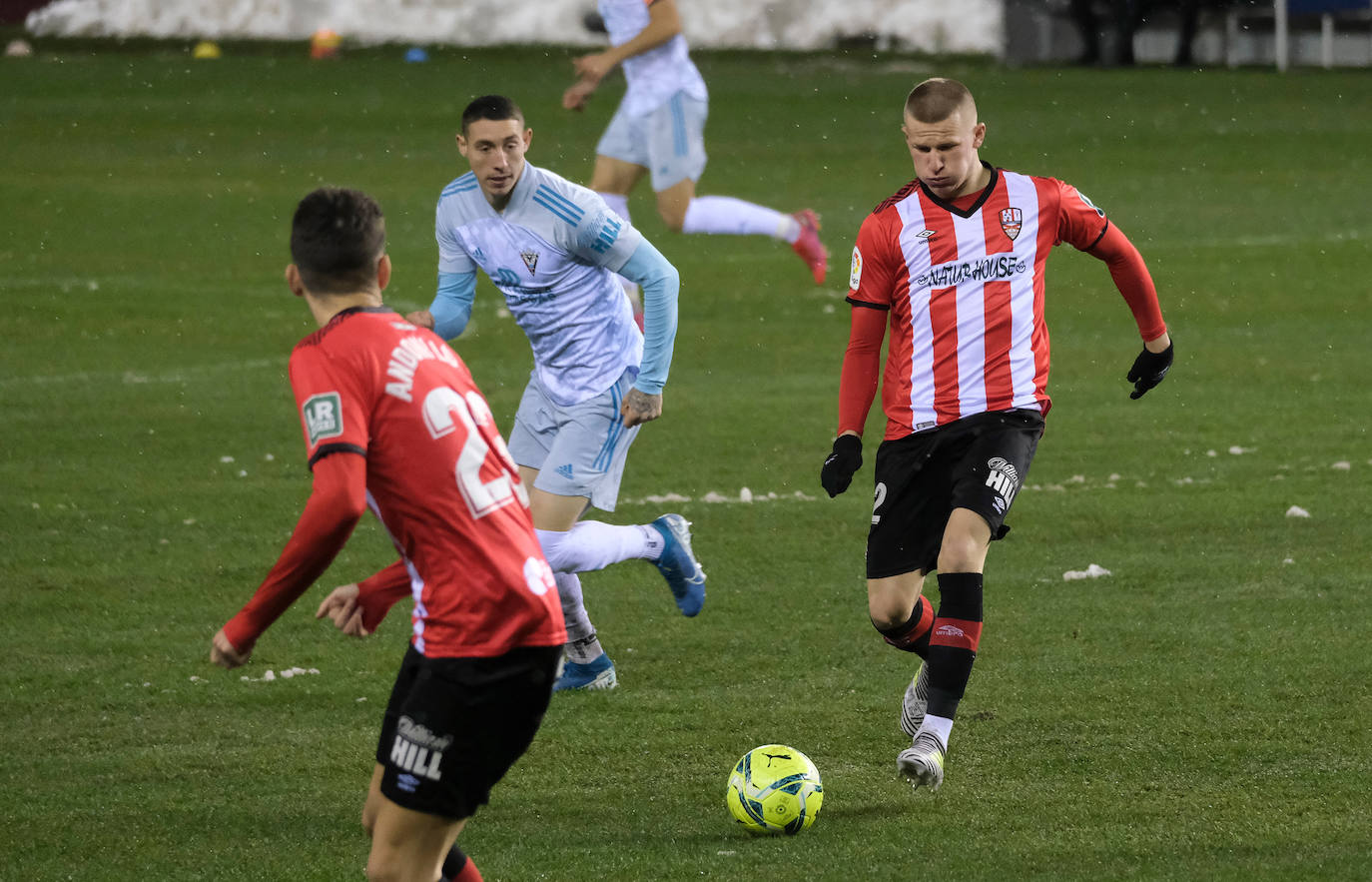 Los blanquirrojos se han impuesto al Mirandés en un choque marcado por el estado del terreno de juego tras la nevada caída en la capital riojana