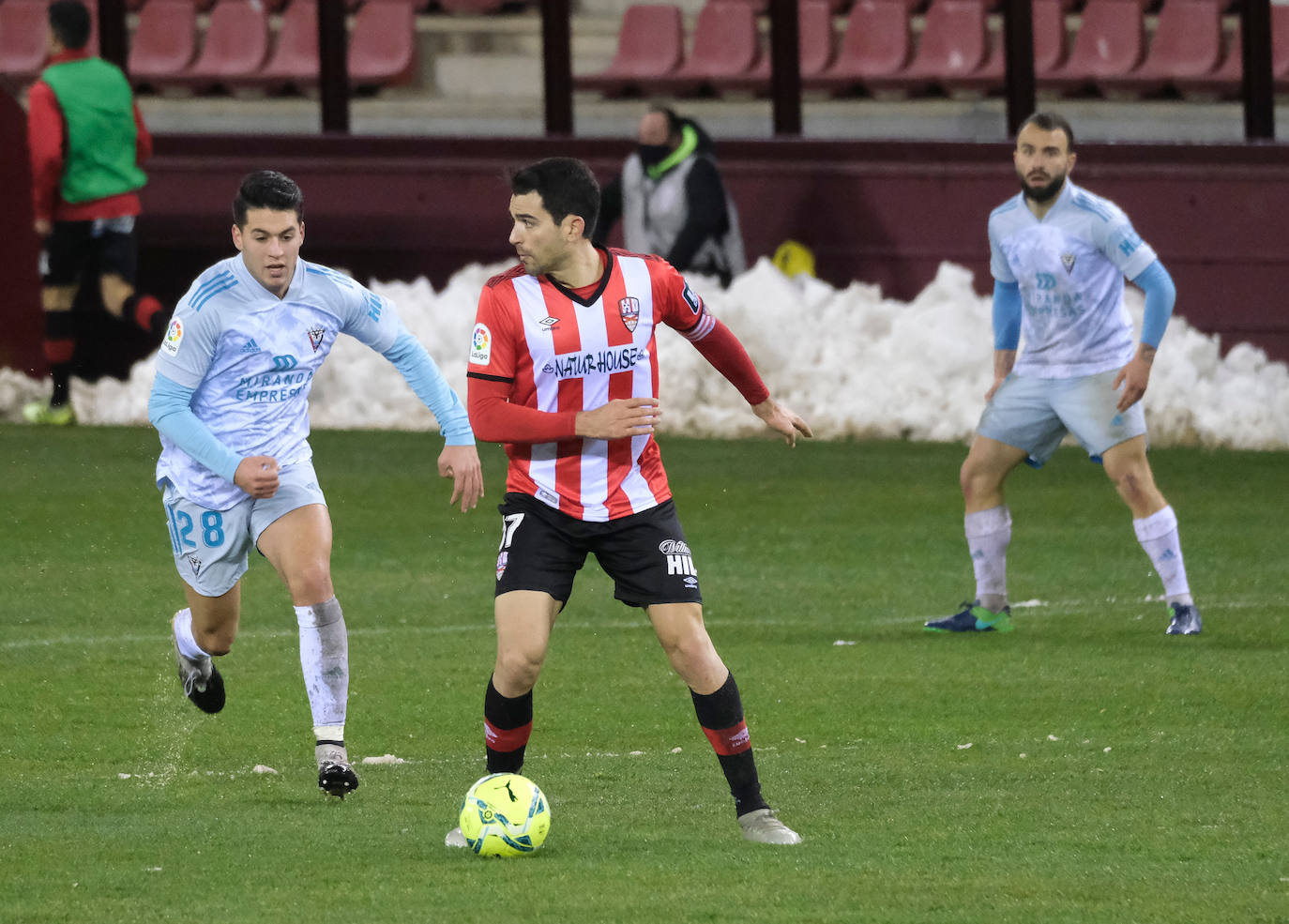 Los blanquirrojos se han impuesto al Mirandés en un choque marcado por el estado del terreno de juego tras la nevada caída en la capital riojana