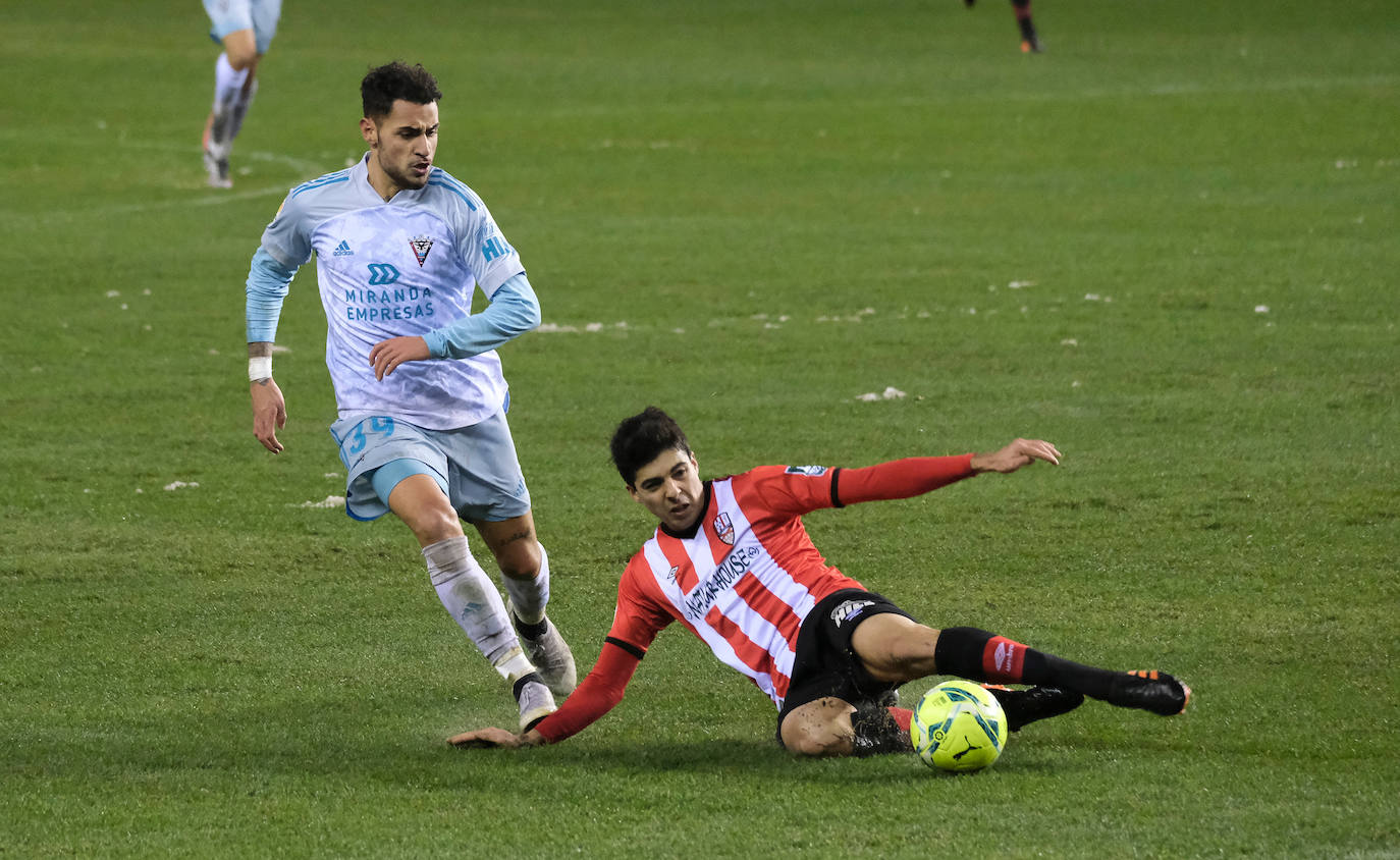 Los blanquirrojos se han impuesto al Mirandés en un choque marcado por el estado del terreno de juego tras la nevada caída en la capital riojana