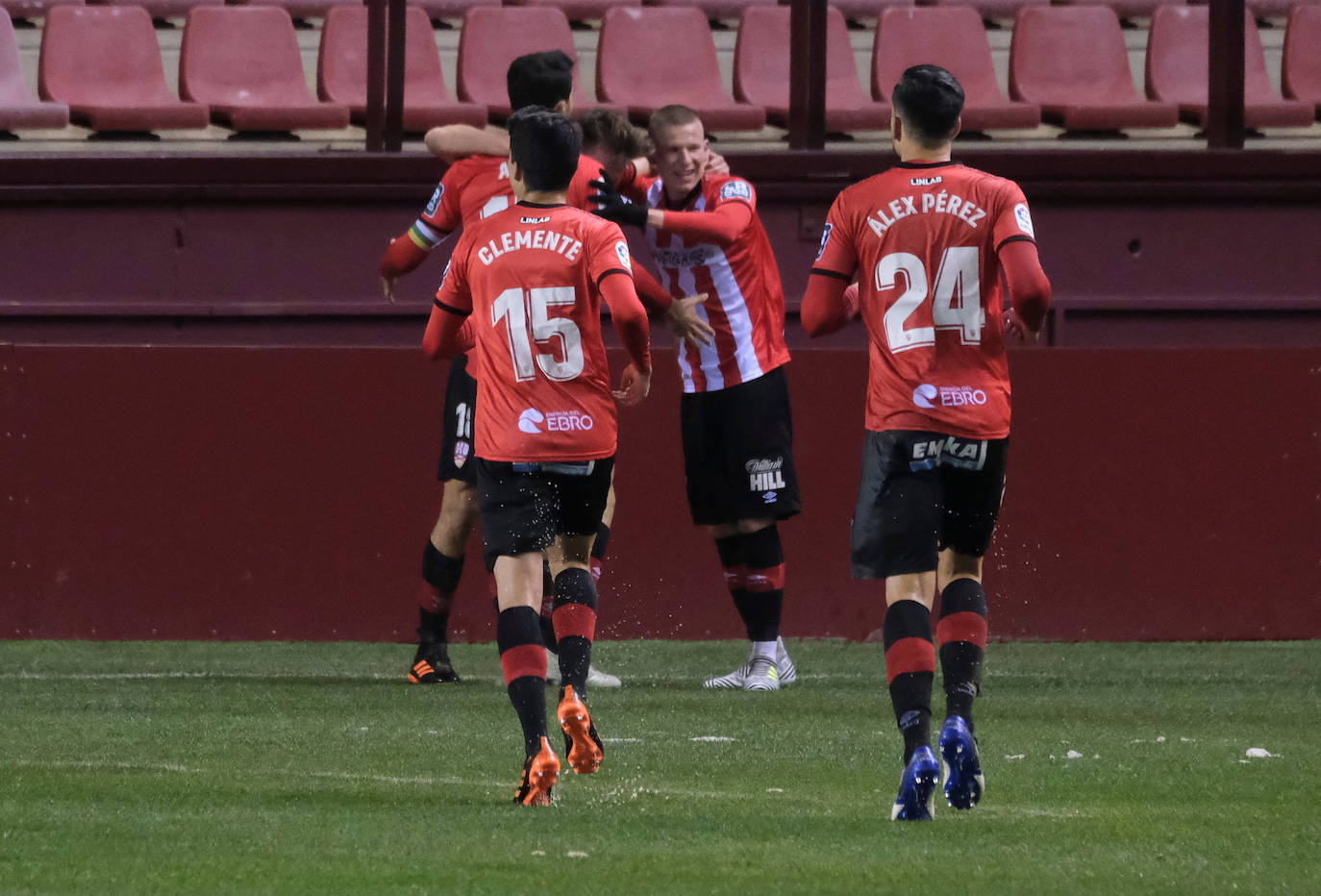 Los blanquirrojos se han impuesto al Mirandés en un choque marcado por el estado del terreno de juego tras la nevada caída en la capital riojana