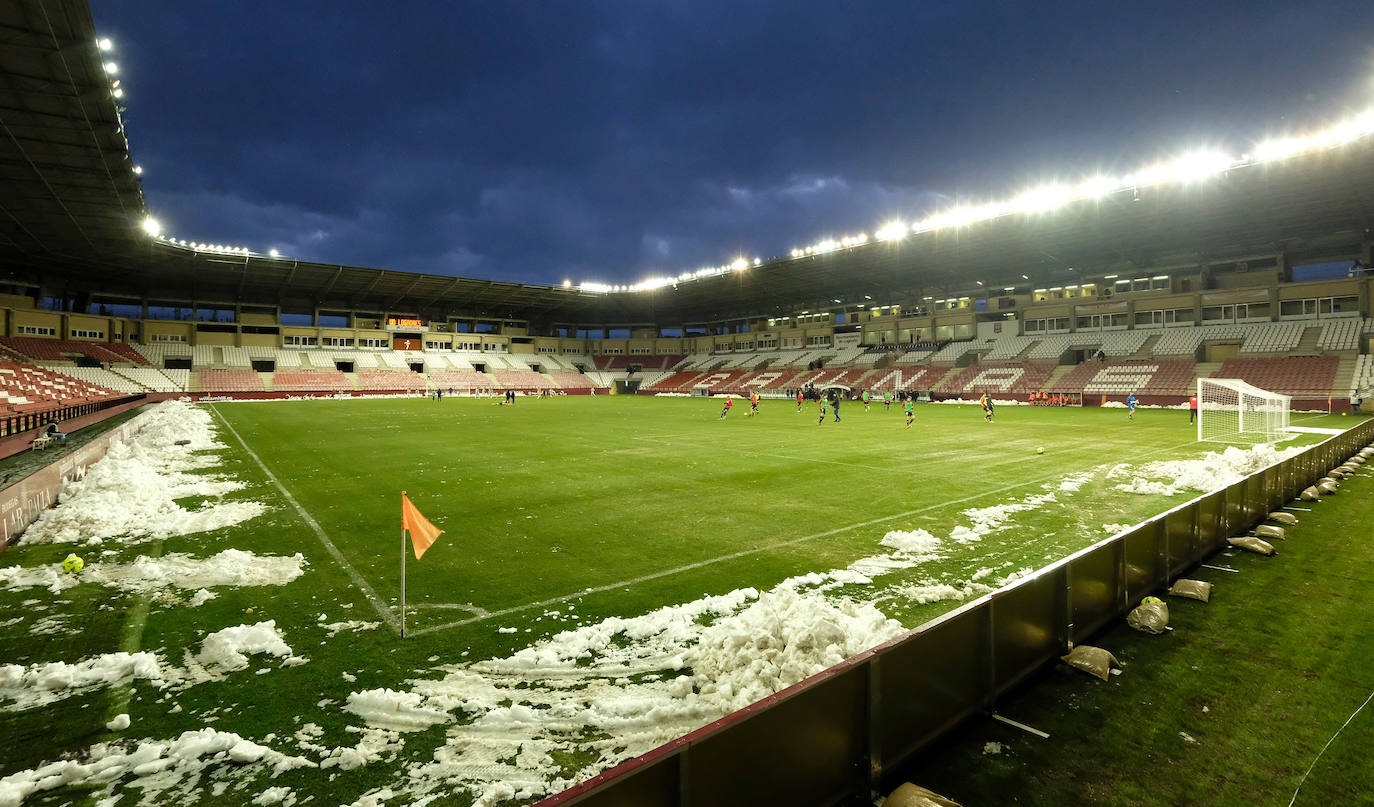 Los blanquirrojos se han impuesto al Mirandés en un choque marcado por el estado del terreno de juego tras la nevada caída en la capital riojana