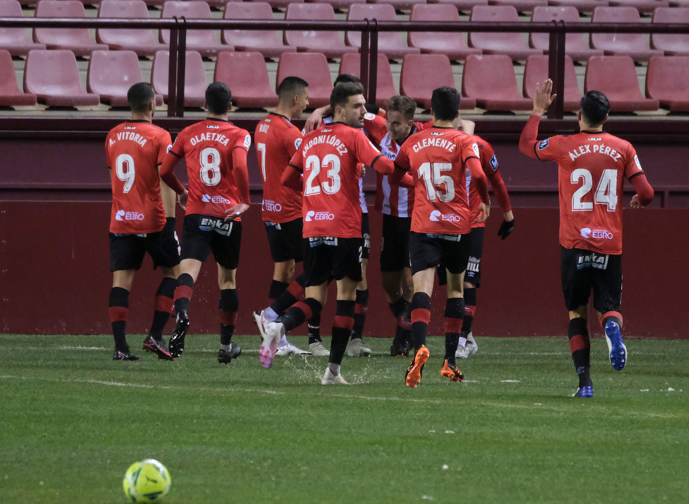 Los blanquirrojos se han impuesto al Mirandés en un choque marcado por el estado del terreno de juego tras la nevada caída en la capital riojana