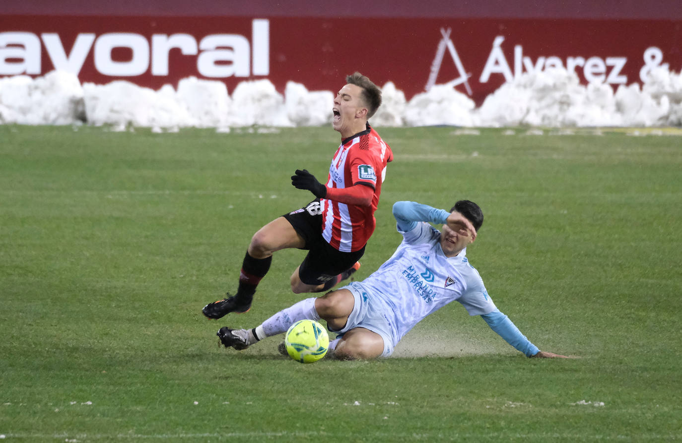 Los blanquirrojos se han impuesto al Mirandés en un choque marcado por el estado del terreno de juego tras la nevada caída en la capital riojana