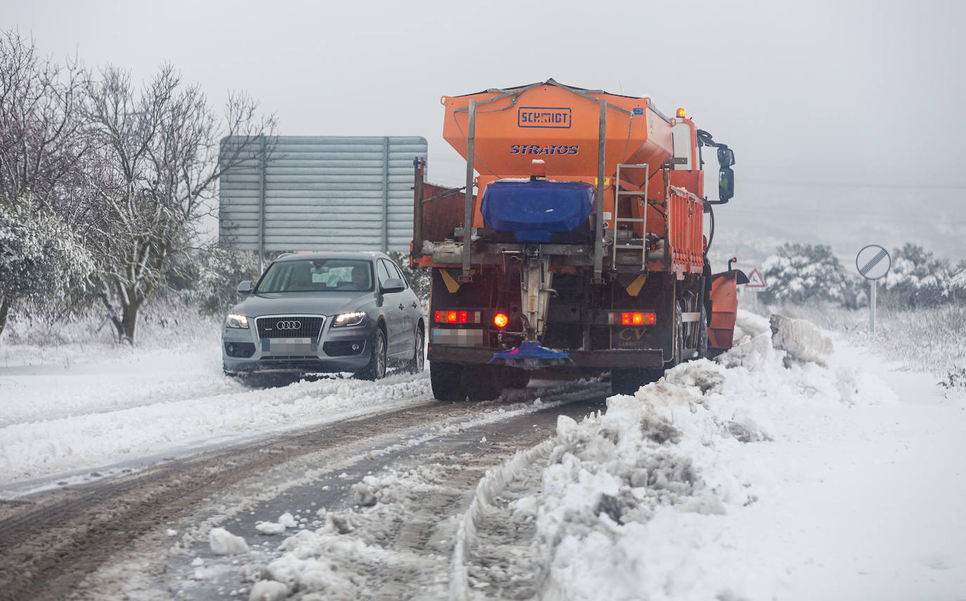 Municipios como Uruñuela, Najera, Sotés, Ventosa o Navarrete han recibido a la nieve en este 2 de enero