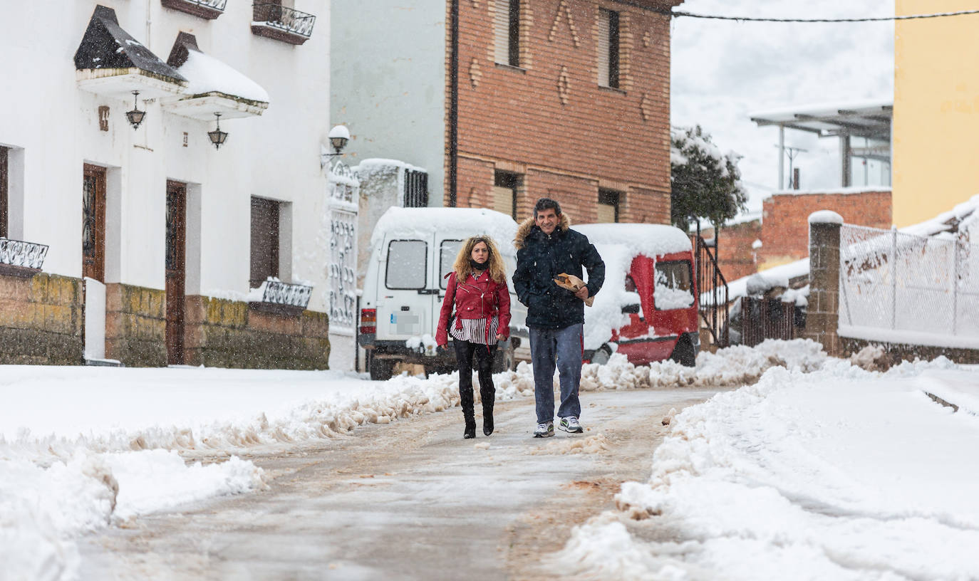 Municipios como Uruñuela, Najera, Sotés, Ventosa o Navarrete han recibido a la nieve en este 2 de enero