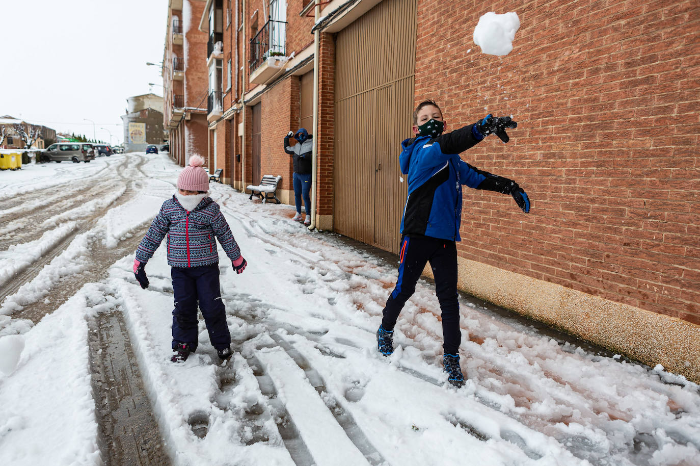 Municipios como Uruñuela, Najera, Sotés, Ventosa o Navarrete han recibido a la nieve en este 2 de enero