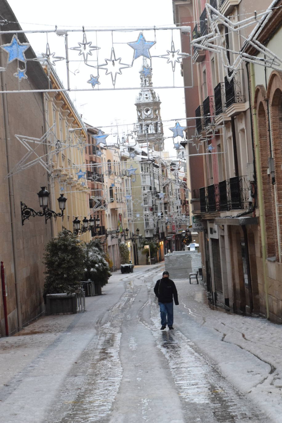 La capital riojana ha amanecido este sábado cubierta por una gruesa capa de nieve. 