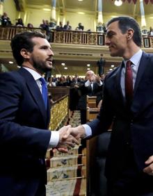 Imagen secundaria 2 - La ministra de Hacienda, María Jesús Montero, recibe el aplauso de su grupo tras la aprobación de los Presupuestos (arriba); Reunión de la mesa sobre Cataluña (izquierda); Casado felicita a Sánchez en su investidura (derecha).