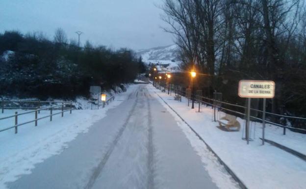 Imagen principal - Chubascos débiles hasta el viernes y una gran nevada el fin de semana