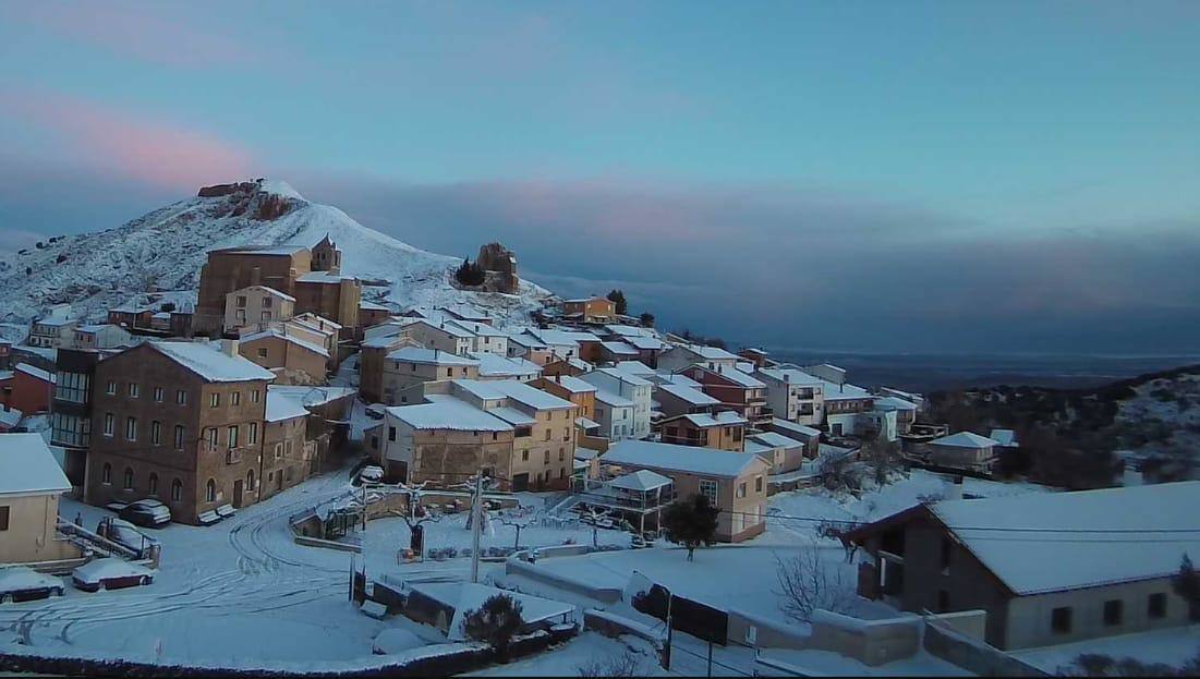 Imagen principal - Chubascos débiles hasta el viernes y una gran nevada el fin de semana