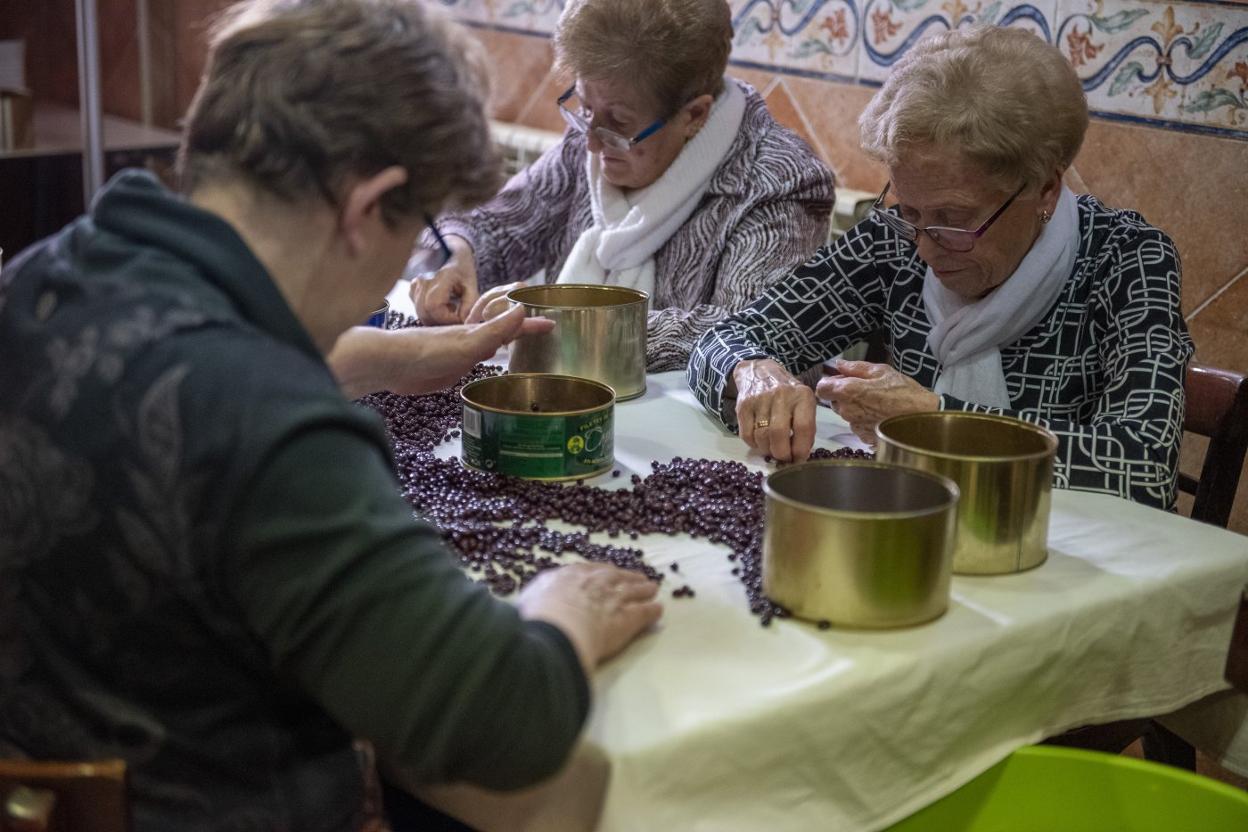 Un grupo de mujeres 'limpia' las alubias en Anguiano. 