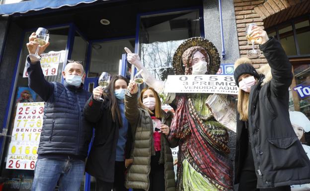 Los dueños de la admistración logroñesa que ha repartido el tercer premio, celebran la noticia esta mañana